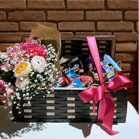 thumb-bau-rustico-com-arranjo-de-flores-e-chocolates-0