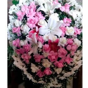 thumb-coroa-de-com-rosas-cor-de-rosa-e-lirios-branco-0