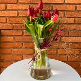 thumb-vaso-com-tulipas-vermelhas-0